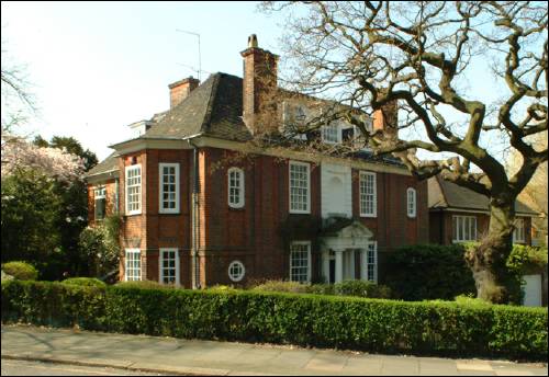025-27 Hampstead Way